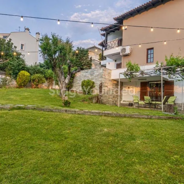 Traditional villa appartment with garden, also for gatherings ,15 minutes from Thessaloniki airport, hotel v Soluni