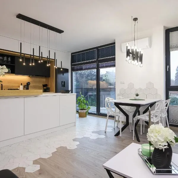 Luxury Landing 8-centrally located accomodation with private parking Targu Mures, hotel in Târgu-Mureş