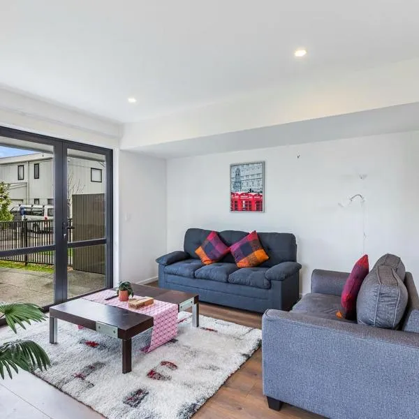 Auckland airport homes six minutes from airport three bedrooms two and half bathrooms, hotel in Auckland