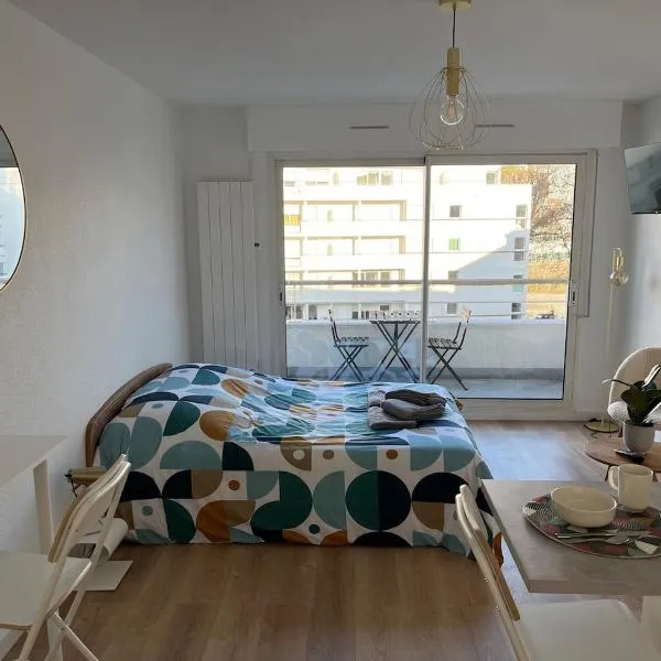Joli studio cozy, balcon, Cité des Congrès, Gare Sud, hotel din Nantes