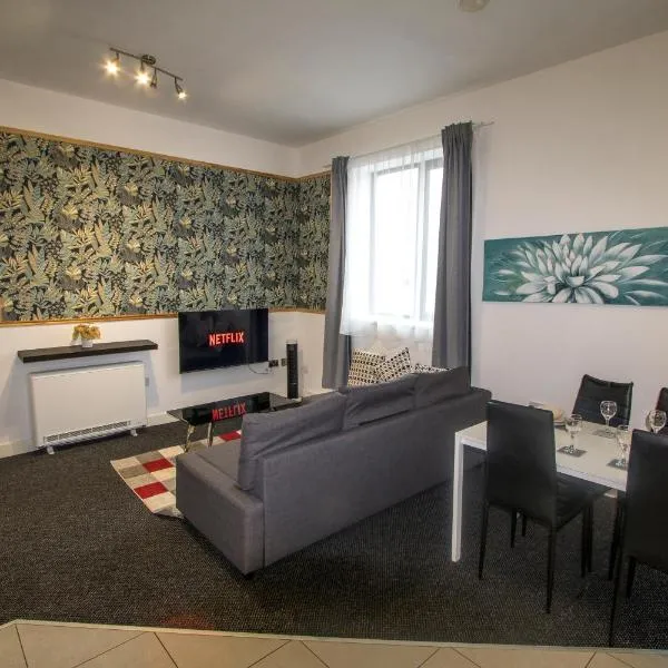 Ideal for groups - 2 Bedroom Apartment - Free Parking, Transit links, Close to Stadiums, hotel in Manchester