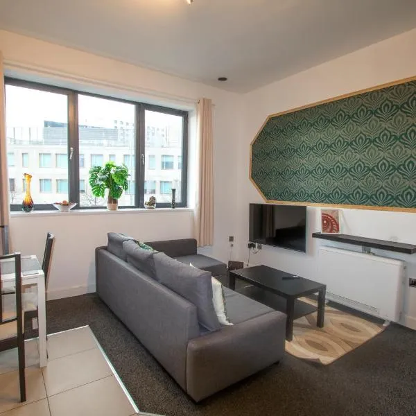Ideal for groups - Lovely 2 Bedroom Apartment - Free Parking, Transit links, Close to Stadiums, hotel i Manchester
