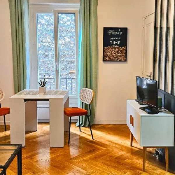 Lovely flat Abbesses center - Paris Montmartre, ξενοδοχείο στο Παρίσι