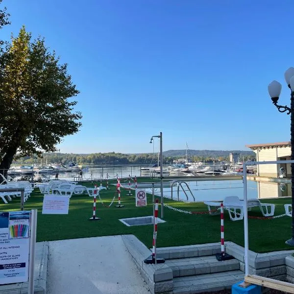 Happy Camp Mobile Homes in Lido di Sesto Camping Boats&Restaurant, hotel in Sesto Calende