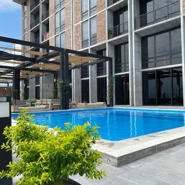 Lux 2 BR apartment, swimming pool, gym and free parking spot in downtown Monterrey, hotel em Monterrey