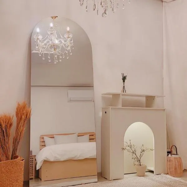 New, Private, 3 rooms, Hongdae, 6 Persons, hotel in Seoul