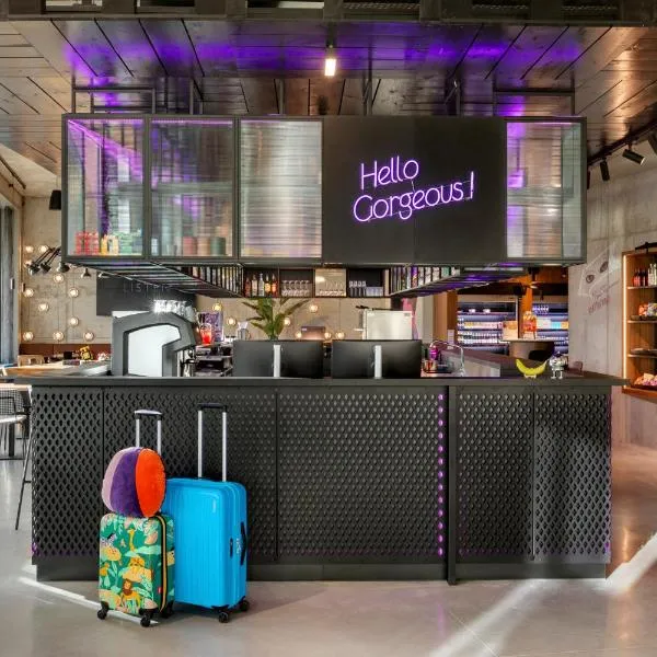 Moxy Antwerp, hotel in Antwerp