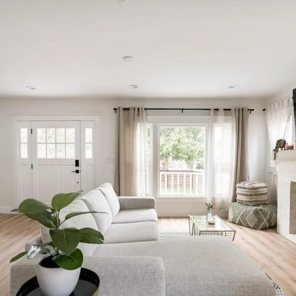 Charming Hollywood Bungalow with Private Parking, отель в Лос-Анджелесе