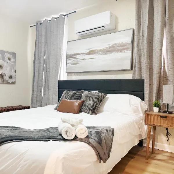 The Cardinal Studio Apartments, hotel in Evansville