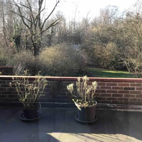 Entire first floor, kitchen, bathroom, roofterrace, 1 bedroom if 1-3 or 2 bedrooms if 4-5 guests, hotel em Buggenhout