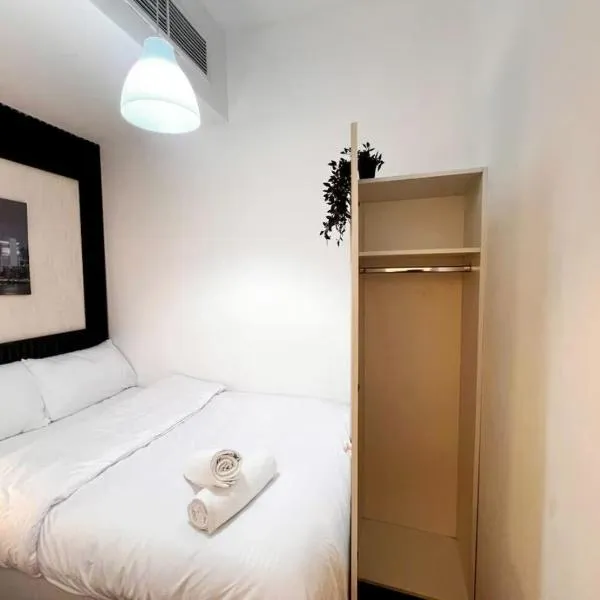 Center Point Partition Room in Tecom, hotel v Dubaji