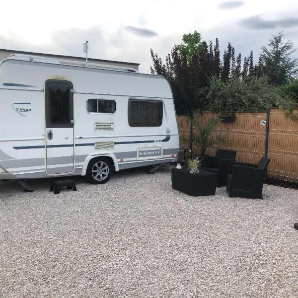 La Croisée, Caravane avec toilette et lavabo - particulier, hotel v destinaci Guéreins