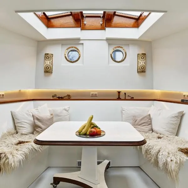 Your Houseboat Amsterdam, hotel v destinaci Amsterdam
