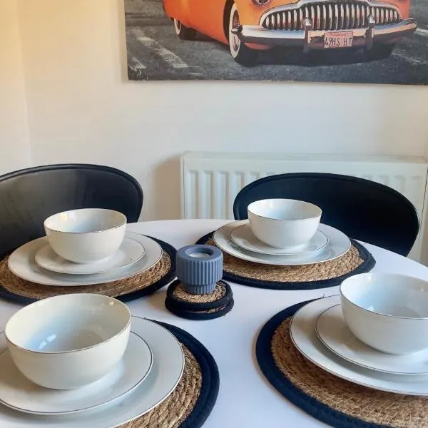 Tropical Sun Homes - Beautiful spacious 3 bed home in a serene environment with free parking for 2 cars, hotel in Manchester