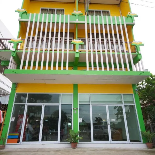 Phoonsab Hostel, hotel in Phitsanulok