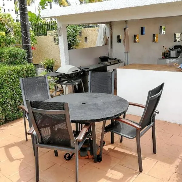 Charming studio in Flic en Flac with enclosed garden, 25m², hotel in Flic-en-Flac