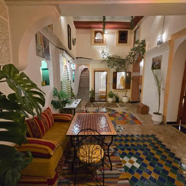 Riad Mounadim Fes -Authentic Riad Luxury Fes, hotel v destinaci Fès