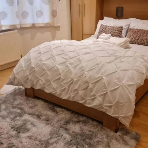 Cosy bedroom near London City Airport, hotel in London