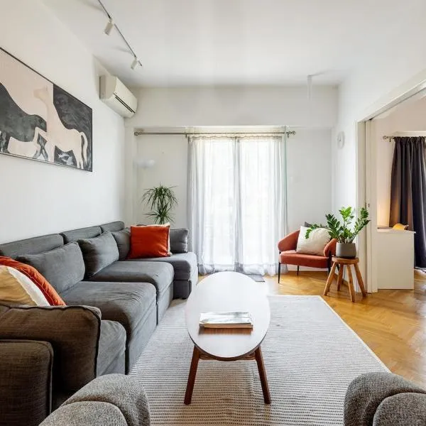 Bright and breezy by the sea, hotel in Athens