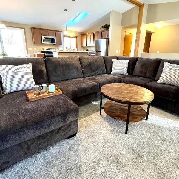 Valley View Home with Game Room, & Exclusive Beach & Pool Access、New Romeのホテル