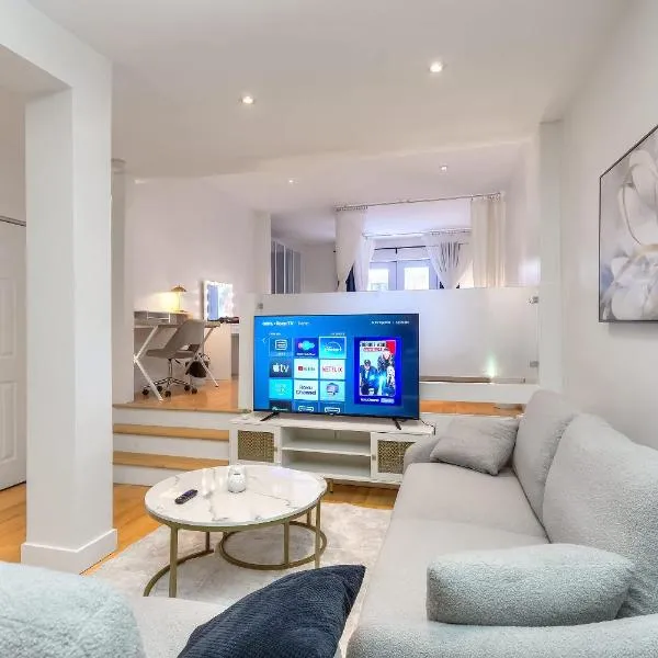Take a break in a modern loft on the plateau Walk score 99, hotel in Montreal