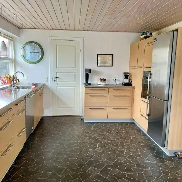 Dejlig og hyggelig hus i Thyborøn, hotel in Thyborøn