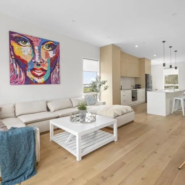 Stunning executive family home!, hotel in Paraparaumu