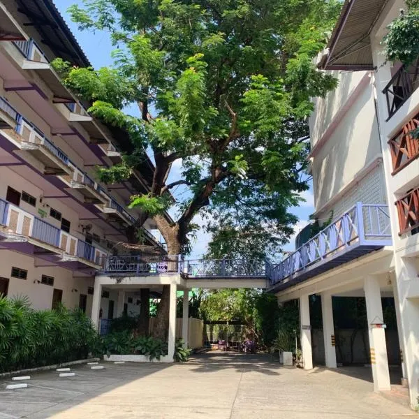 โรงแรมบ้านแก้ว เรือนขวัญ, hotel in Si Sa Ket