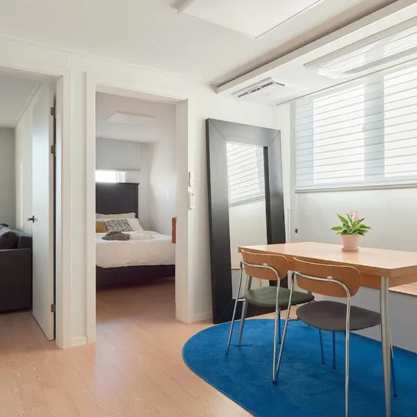 Newly Built, Quiet 2BR, 10min Walk to Seoul Stn, hotel in Seoul