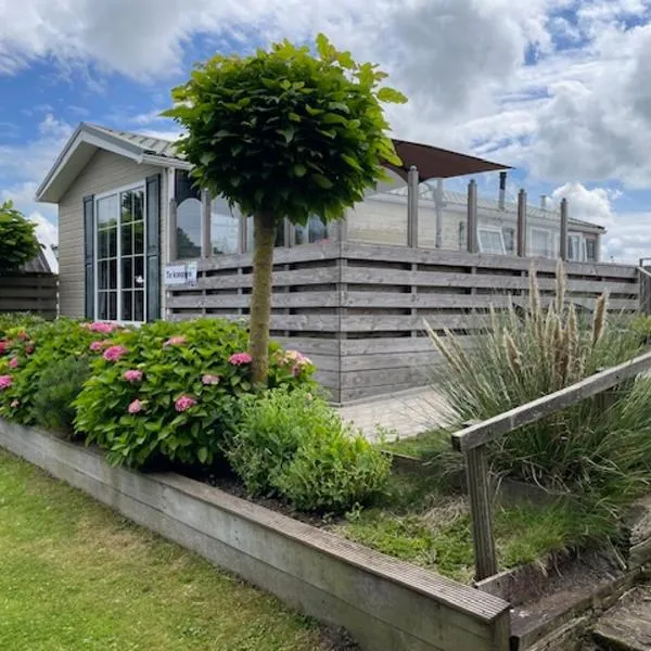 Chalet Makkum C99B met prive gelegen tuin aan het water, hotel v destinaci Makkum