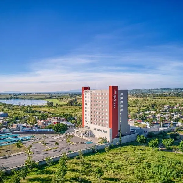 Fiesta Inn Suites Aeropuerto del Bajío, hotel in Silao