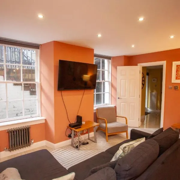 Beautiful 2 Bed Flat with a Private Terrace, hotel in Glasgow