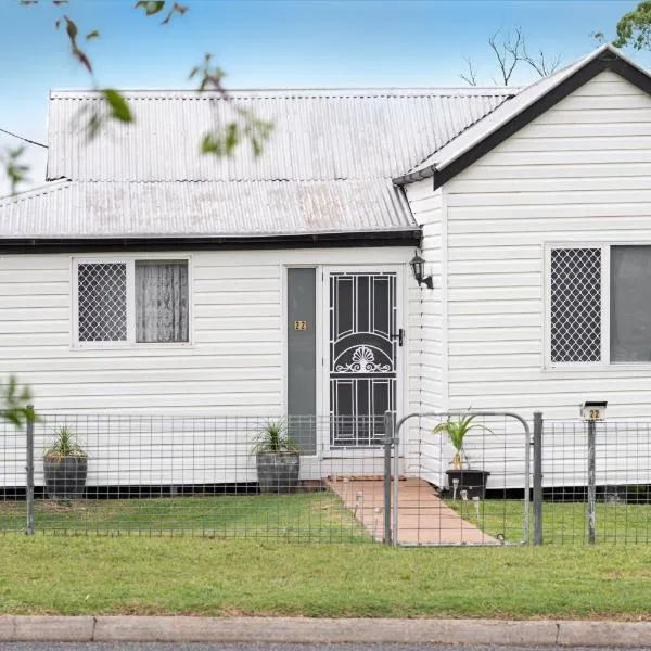Quaint 2 bedroom fully furnished Cottage, hotel in Warwick