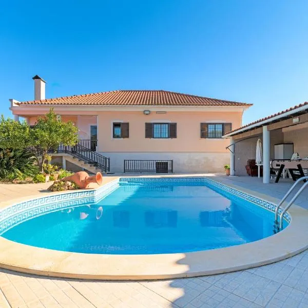 Beautiful Deluxe Villa 4 Bedroom, hotell sihtkohas Aldeia de Brescos