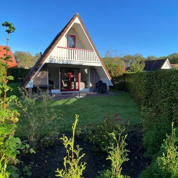 Grutto I Bungalow met Gezellige Tuin、Zwiggelteのホテル