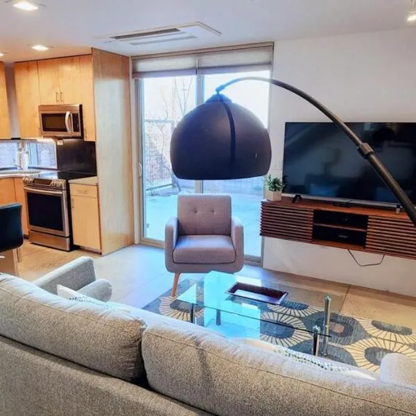 Chic Townhome Haven rooted Downtown, hotel Albuquerque-ben