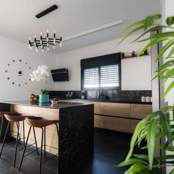 סויטת החורש, hotel in Shlomi