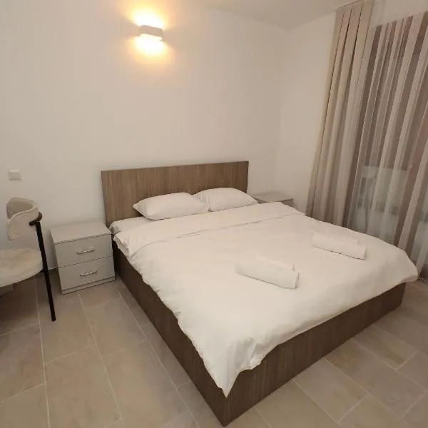 Livinn-Double Room with Shared Bathroom，位于普里兹伦的酒店