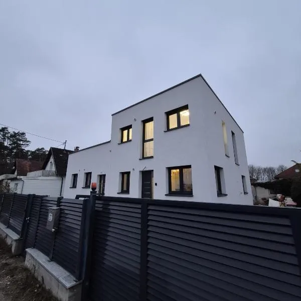 Neubauwohnung mit 80 m2 Terrasse, 8 Minuten von Linz entfernt, hotel en Linz