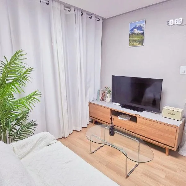 Artistay #6 - pet friendly - 1 Room - Party Room - Sillim Station Danggok Station - 2 person, hotel in Seoul