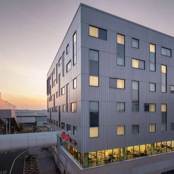 Hampton by Hilton London Gatwick Airport, hotel in Horley