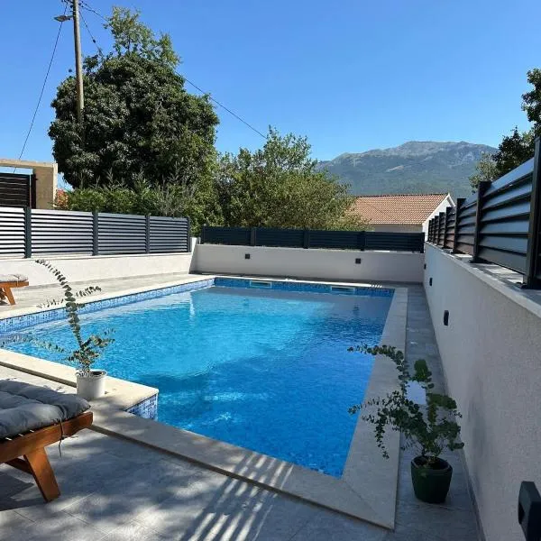 Apartman Ivan with pool: Zagvozd şehrinde bir otel