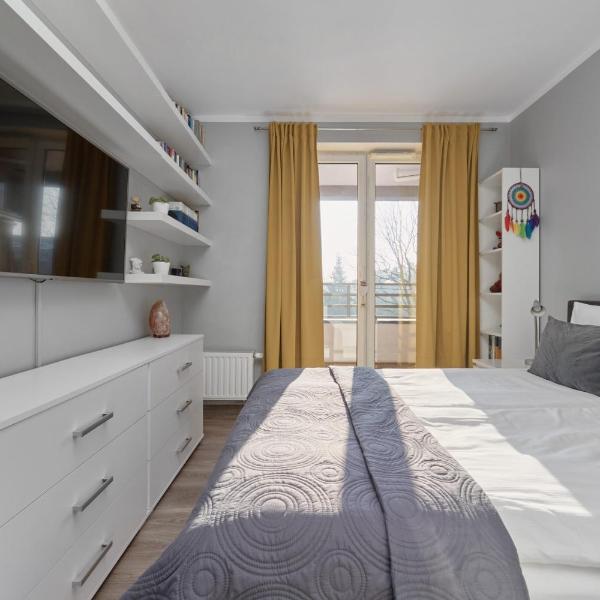 Lively Green Apartment in Wrocław with Balcony and Desk by Noclegi Renters, Wrocław