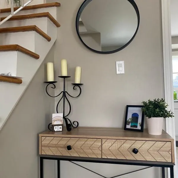 Cheerful 4 bedroom with sunroom、ベルビルのホテル