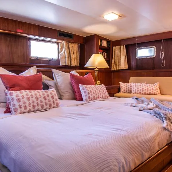 Hotel Yacht Our Alissa、バレンシアのホテル