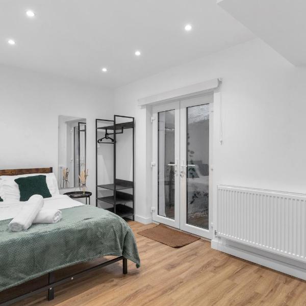 Kensington Home with Private Bathroom & Garden, London