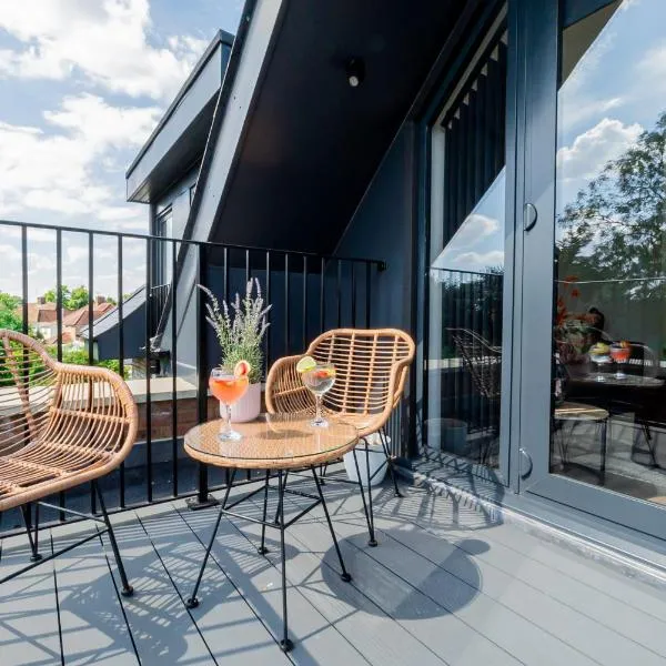 Superb Top Floor 1-Bedroom Flat With Charming Two Balconies, hotel in London