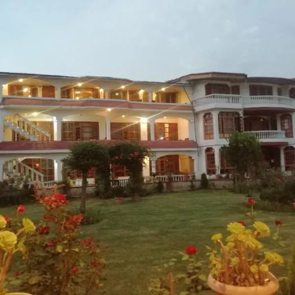 Hotel Akbar At Dal Lake Ghat Number 1, hotel v mestu Srinagar