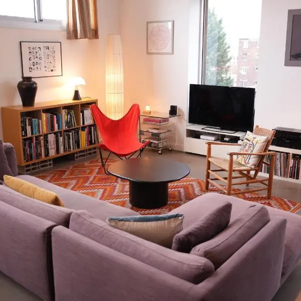 Superbe loft avec terrasse et jacuzzi aux Lilas près de Paris, ξενοδοχείο σε Les Lilas