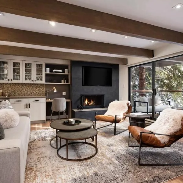 Fully Renovated 2 BR on River with Pool - Walk to Town!, hotel in Aspen